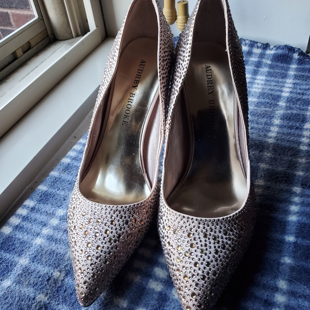 Size 7 NEVER BEEN WORN